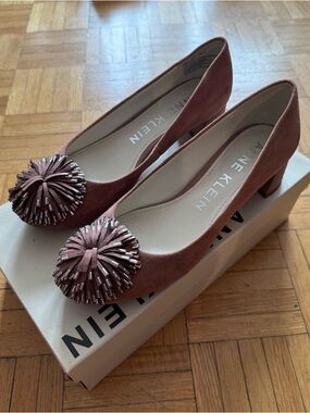 Anne Klein Suede Block Heel Pumps w/ Tassel Detail Size 6M | Brown Taupe Classic